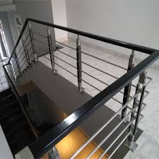 Keberadaan tangga sebagai penghubung sangatlah penting, untuk rumah berlantai 2 atau lebih. Contoh Railing Tangga Kaca Stainless Sumber Railing Tangga