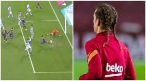 Antoine griezmann hair band griezmann sometimes chooses to tidy up his unbridled tuft of hair with an alice band. Video Griezmann Open Goal Miss Barcelona Vs Real Sociedad