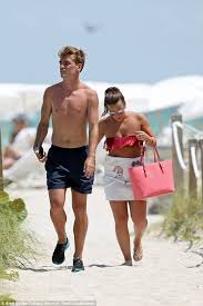 Antoine griezmann cayó rendido ante los encantos de 'la jefa' erika choperena apenas la conoció. Antoine Griezmann S Girlfriend Erika Choperena Bio Wiki