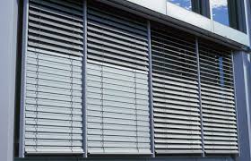 En el mercado tenemos muchos tipos de protecciones solares para utilizar en las ventanas; Persianas Exteriores De Aluminio De Hunter Douglas Window Covering