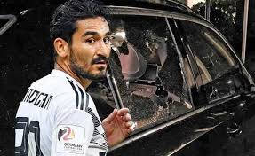 .orta sahada oynayan balıkesirli i̇lkay gündoğan, balıkesir'de 2016 yılında aldığı sgk binası yerine avm ve ofis yapıyor. Almanya Da Ilkay Gundogan In Aracina Saldiri