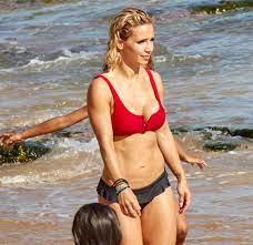 A atriz foi supreendida com um vídeo que reúne imagens das quatros filhas, onde lhe dedicam mensagens em forma de. Luciana Abreu Na Praia So Com As Mulheres Da Sua Vida Holofote