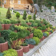 Muret De Soutenement Contemporain Compose De Blocs De Beton Ronds De Couleur Terre Cuite Amenagement Jardin Jardin En Pente Amenagement De Jardin Moderne