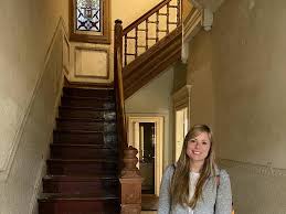 Leah Culver From An Article In Business Insider Australia 20200212 In 2020 Woman Painting Culver Lady