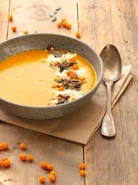Soupe De Courge A La Burrata Aux Pleurotes Et Aux Baies D Argousier Soupe Courge Courge Soupe