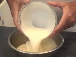Lo primero que haremos es explicar y diferenciar qué es la nata montada y qué es el chantilli. Receta De Nata Casera