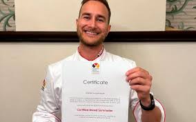 Daniel er Nordens første sertifiserte brødsommelier