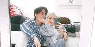 Putra pertama rey mbayang dan dinda hauw itu pun diberi nama arshakalif muhammad mbayang. Rey Mbayang Klarifikasi Bila Dinda Hauw Dan Rizky Billar Tak Pernah Pacaran Ini Fakta Sebenarnya Kapanlagi Com