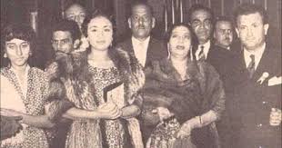 صوره من الخمسينات تجمع السيده أم كلثوم والسيده فيروز ونجاح سلام في لبنان بعد حفله للست Egyptian Actress Old Egypt Arab Celebrities
