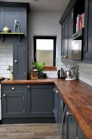 Cuisine Equipee Pas Cher Avec Elements En Vert Et Bois Repeindre Meuble Cuisine Meuble Cuisine Renovation Meuble Cuisine