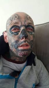 Ses det som rasistiskt av vanligt folk? Tvabarnspappan Har Lagt Over 300 000 Kr Pa Kusliga Tatueringar Nu Vill Han Tacka Penis Ogonvitor I Black