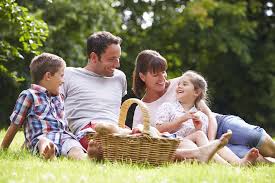 Haz una pizarra para ponerla a un lado de tu cochera (o una valla) y úsala para jugar una versión a lo grande de pictionary al aire libre (básicamente adivinanzas, pero con dibujos). Juegos Para Hacer Al Aire Libre En Verano Mundo Bebe