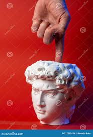 Gipskopf in Form Von David Kopf Und Männliche Hand Auf Einem Roten  Hintergrund. Stockfoto