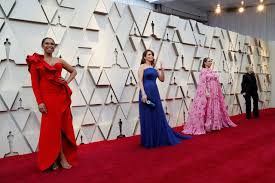 Confectionner une robe avec les parties inexploitées du tapis rouge du plus célèbre festival de cinéma du globe ? Le Tapis Rouge Cet Incontournable Symbole Des Evenements Mondains Rts Ch Cinema