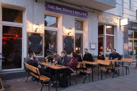 Foto Monterey Bar Der Aussenbereich Der Monterey Bar An Der Danziger Strasse Im Prenzlauer Berg Mehr Dazu In Unserem Guide Fur Die Bar Berlin Monterey Berlin