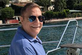 Moruklama yasina gelmis ama hala citir kizlari goturen bir tip. Mehmet Ali Erbil Ameliyat Oldu Evrensel