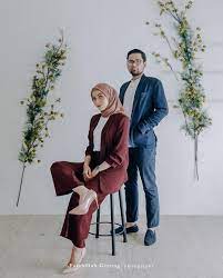 Konsep Foto Prewedding Di Studio Yang Simple Menggunakan Busana Semi Formal Seperti Ini Bisa Jadi Inspirasi Untuk Kamu Yang Ingin Foto Prewedd Inspirasi Studio