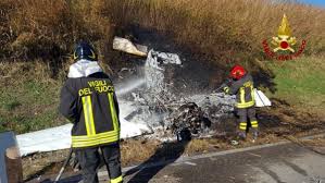 Sognare un aereo si collega al simbolismo dell'aria e del cielo e rispecchia il mondo delle idee, delle fantasie, di tutto ciò che è altoe superiore. Aereo Ultraleggero Precipitato Ad Argelato Ferito Gravemente Il Giovane Pilota