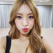 Sistar Bora Shares A Foreigner Like Selfie Medium Hair Styles Blonde Asian Sistar