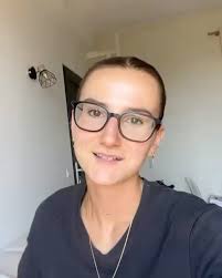 Nouvelle arrivée ! Pour la saison 2025-2026, nous accueillons Ambre Prats,  ailière gauche en provenance de La Ciotat. Rapide et déterminée, elle  viendra apporter son expérience sur l'aile. Bienvenue Ambre !💚 Elle