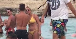 A top fifteen player in both singles and doubles. Video Dries Mertens Et Sa Femme Se Disputent Sur La Plage Sport Business Mag