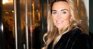 De dames oogsten veel lof met hun samenkomst. Monique Geniet Van Qualitytime Met Haar Broer En Berget Kiest Ultrakort Jurkje Show Destentor Nl