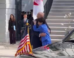 高市晤特朗普熊抱後又拖手日本網民炸鍋斥「陪酒女郎」式外交| 堅料網