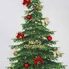 Santa claus 1 ）は、キリスト教圏における伝説の人物。 よく知られている造形では、赤い衣装を着た老人で、白い髭が特徴。トナカイのそりに乗り、クリスマスイブの夜に子供にプレゼントを渡して回るとされるが、時代や地域により異なる。 1