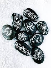 Black And White Mandala Rock Painting This Set Of 10 Painted Stone Wedding Favors Would Be A Unique Gift At Any Wedding Or Anniversary Reception The Mandala Rocks Painted Rocks Hand Painted Stones