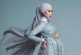 Pochodził z arystokratycznej rodziny ziemiańskiej, znanej ze swojego bogactwa i reputacji w kręgach społecznych i. Showbiz Azrinaz And Husband Welcome Baby Girl