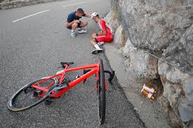 Nach informationen der tageszeitung l'équipe wird die frau. Tour De France Anthony Perez Fahrt Ins Bergtrikot Und Scheidet Nach Sturz Aus Der Spiegel