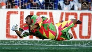 Ya se vende el buzo de arquero de enzo pérez en river: Colores Superheroes Y Homenajes Los Mejores Buzos De Arqueros Del Futbol Tyc Sports