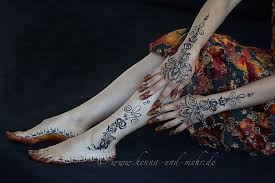 Henna putih simple ini bener2 cocok banget buat temen2 yg lagi belajar henna. Bodypainting With Henna And Khidab Using Hungarian Embroidery Elements Henna Leg Henna Henna Shop