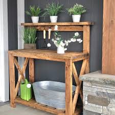 Bauen Sie Ihre Eigene Blumenerde Mit Einfachen Werkzeugen Und Holz Von Der Stang Bauen Blumenerde De In 2020 Potting Bench Farmhouse Potting Benches Diy Furniture