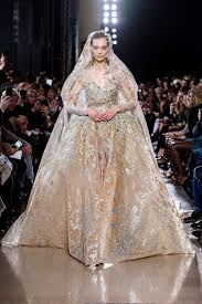 Une robe originale qui sort des sentiers battus, le haut tout en dentelle avec comme détail le jabot qui donne un côté très classe, la bas de la robe avec des. Decouvrez Les Plus Belles Robes De Mariees Du Monde Elle Robe De Mariee Robes De Mariee Couture Robe De Mariee Haute Couture