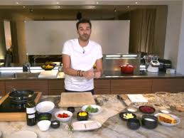 Une belle tarte automnale, la recette de mr cyril lignac graisser le moule à tarte avec les 20 g de beurre, y étaler la pâte puis la piquer avec une fourchette et réserver au frais.battre les œufs avec le sucre complet jusqu'à ce que le mélange devienne mousseux. Tous En Cuisine La Recette De La Tarte Croustillante A La Mozzarella Et Champignons De Cyril Lignac Femme Actuelle Le Mag