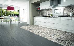 La comida de los más pequeños debe ser lo más sencilla y atractiva posible. Suelos Laminados En La Cocina Es Una Buena Opcion Emedec