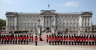 The guard that looks after buckingham palace is called the queen's guard and is made up of soldiers on active duty from the household division's foot guards. What Rules Do Buckingham Palace Guards Have To Follow