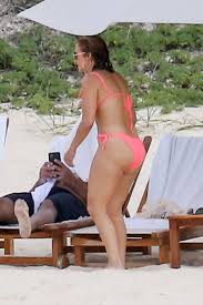 Звезда позировала на берегу моря в пикантном бикини. Kak Figura 51 Letnej Dzhennifer Lopes Vyglyadit Na Foto Paparacci I V Instagrame Lifestyle Seldon Novosti