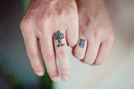 Finger tattoos have become very popular recently, and it's easy to see why. Partner Tattoos 53 Anregende Ideen