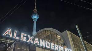 One of city's the most visited squares, alexanderplatz is the site of many attractions and sights in berlin. Der Alexanderplatz Ist Wie Eine Verfuhrung Zu Kriminellem Handeln B Z Berlin