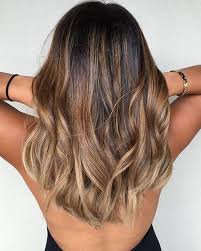 schone frisuren helblange braune lockige haare mit blonden strahnen blonden braune frisuren haare helblange lockige balayage frisur haarfarben frisuren