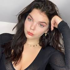 Nadia Singleton's Instagram, Twitter & Facebook