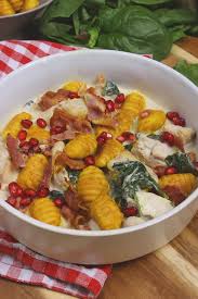 Kurbis Gnocchi Mit Hahnchen Spinat Und Grantapfelkerne Kurbis Gnocchi Gnocchi Mit Kurbis Gnocchi