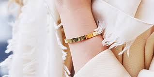 Cartier's brand was built on using only the highest quality of gold and platinum so one of the biggest hints of a fake is the weight of the bracelet. Young People Love The Cartier Love Bracelet