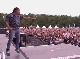Hoe laat komt new kids. Crowdsurfende Frank Lammers Verrast Pinkpop Met Optreden Met Rowwen Heze Show Ad Nl