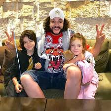 Филиппа киркорова не зря зовут королем эстрады. Filipp Kirkorov Ezhemesyachno Tratit Bolee Polumilliona Rublej Na Obuchenie Detej Vokrug Tv