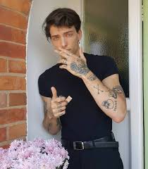 Loic Williams On Instagram Cheeky Smoke When No One Is Looking And A Thumbs Up For Some Reason Haha Boys Mode Tattoed Guys Grunge Guys Bad Boy Aesthetic