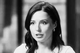 Love you all 💕😘💕We need 900 hellos from 900 lovely fans ❤️✨