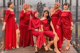 Kain satin silk yang adem dan nyaman serta memiliki warna yang cukup mengkilap akan membuat penampilan anda lebih terlihat mewah. 10 Inspirasi Seragam Bridesmaids Warna Merah Siap Curi Perhatian